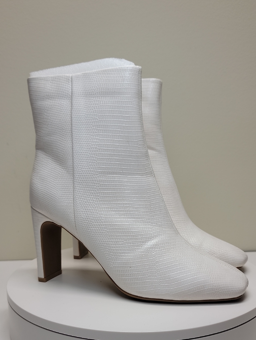 JC SARLA NEW IN BOX WHITE LIZARD EMBOSSED BOOTIE Sz 9.5